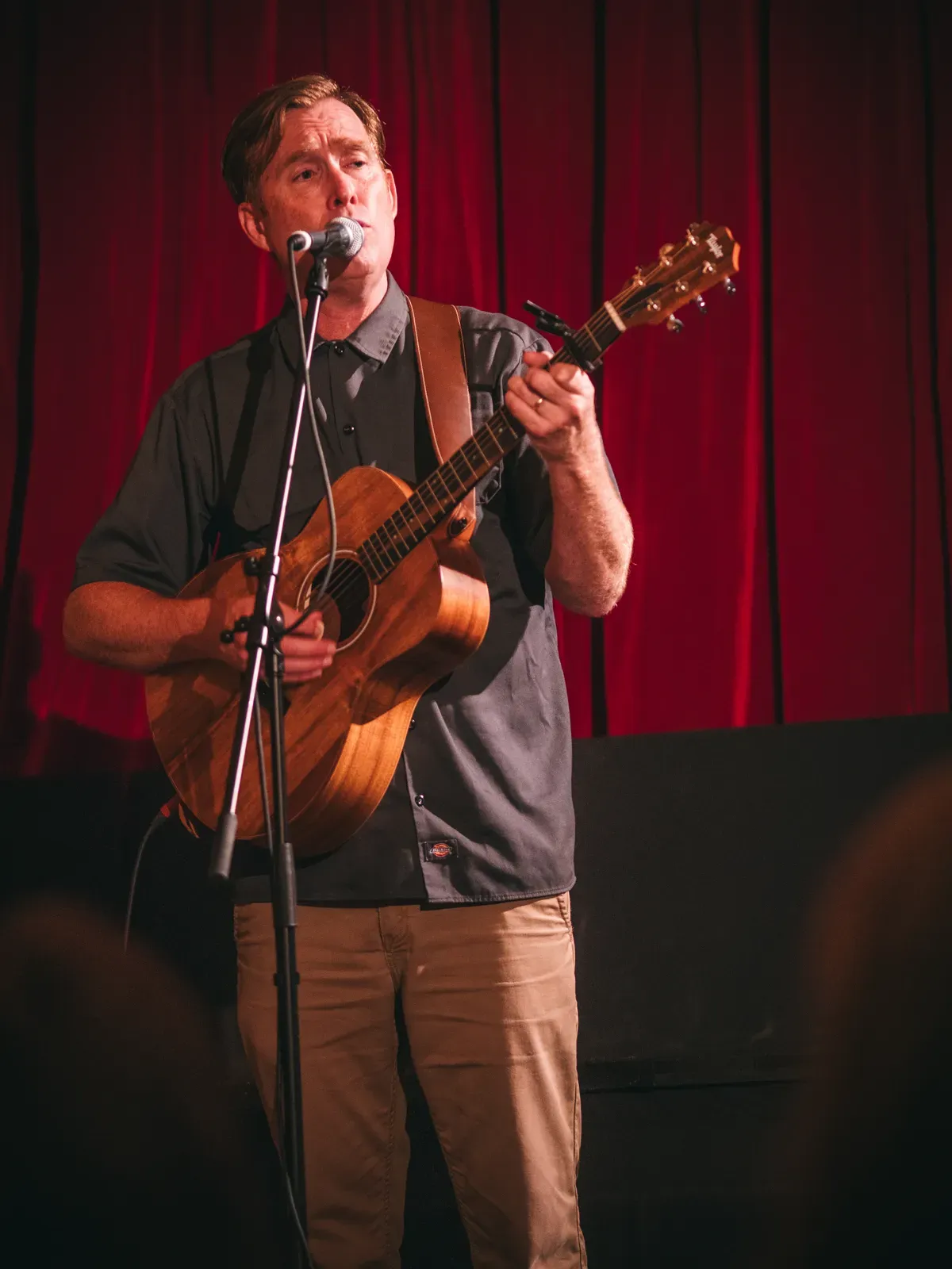 Nahaufnahme von Andy, der ins Mikrofon singt
